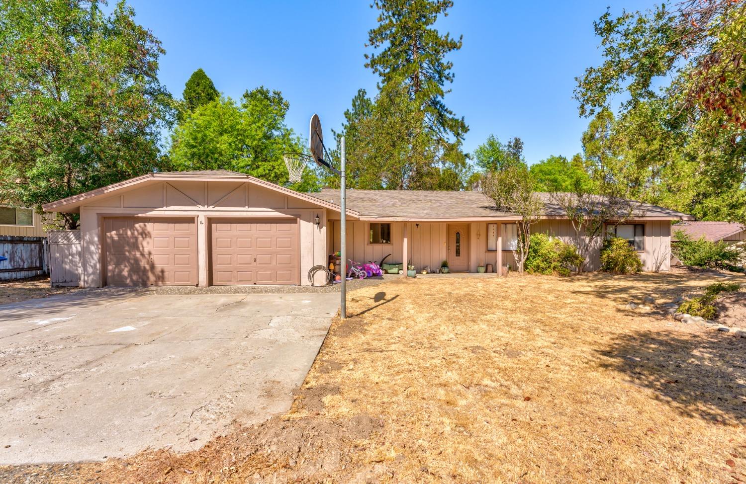 Photo of 40908 Griffin Dr in Oakhurst, CA