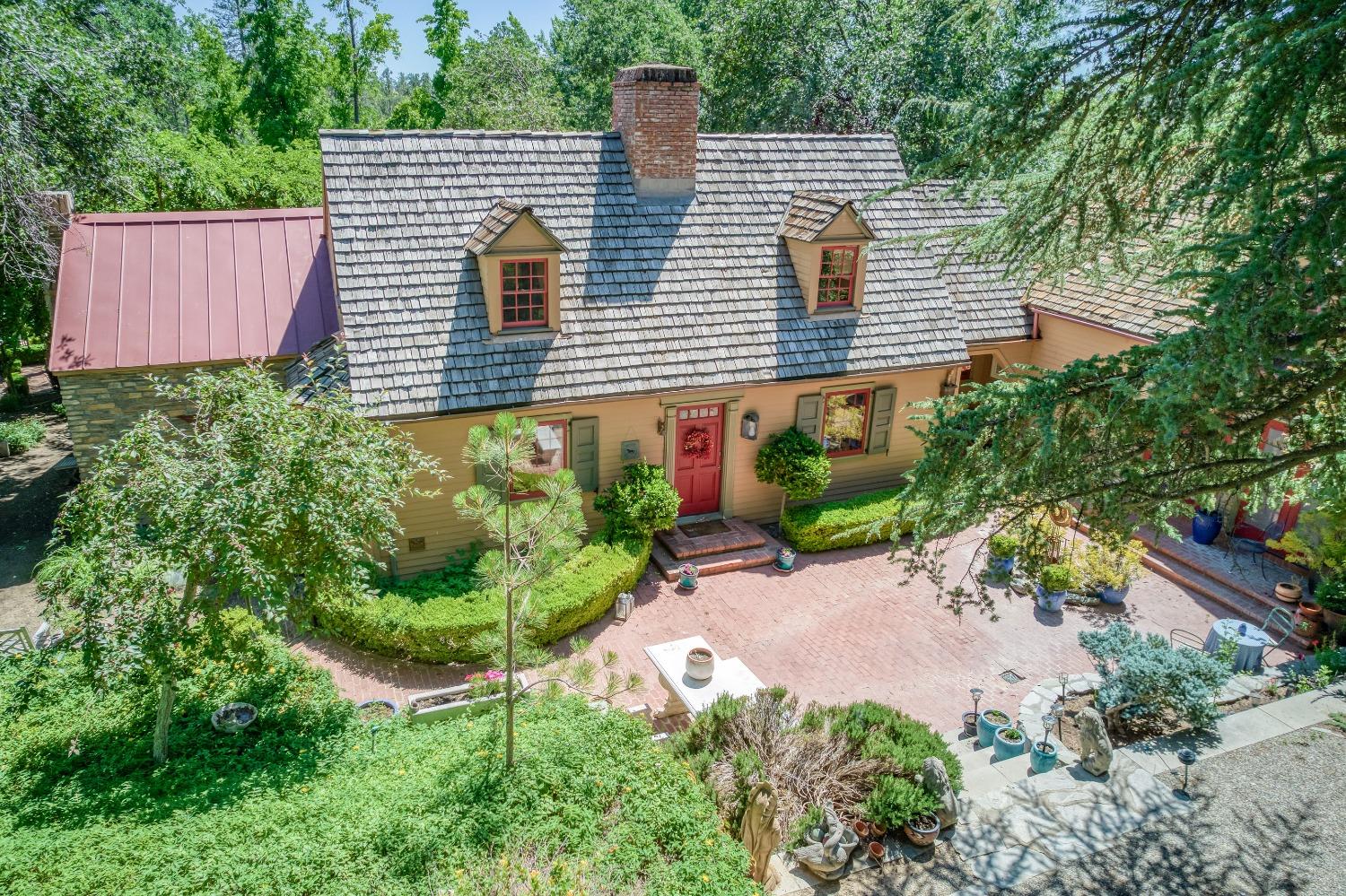 Photo of 43059 Sierra Vista Ln in Oakhurst, CA