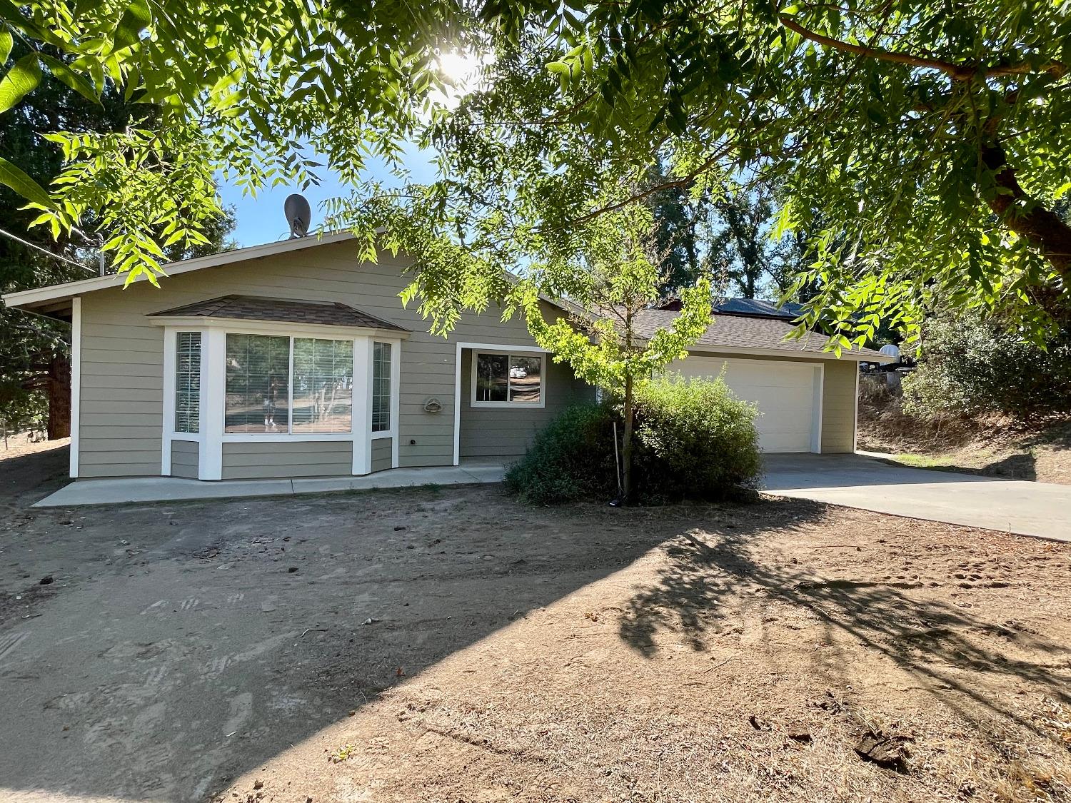 Photo of 49992 Pierce Cir in Oakhurst, CA