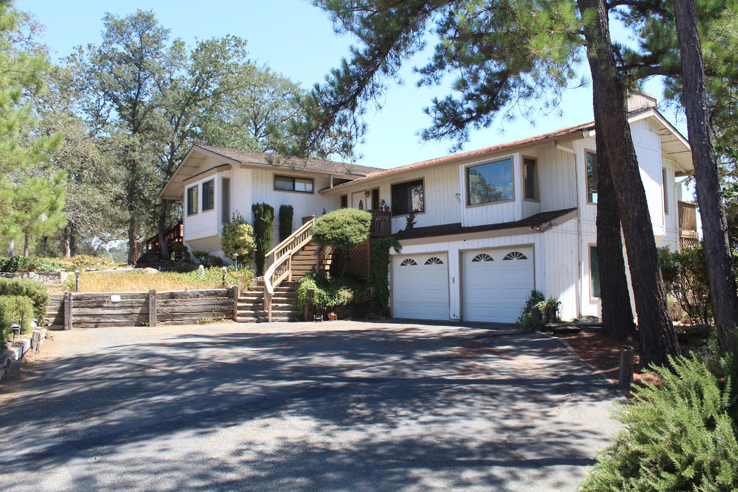 Photo of 42650 Long Hollow Dr in Coarsegold, CA
