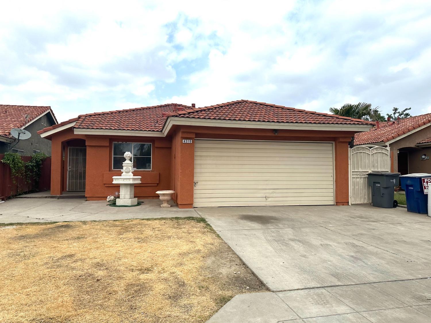 This charming home in west Fresno is ready for new owners. Close to schools and parks you will not want to miss your opportunity to own this wonderful home.