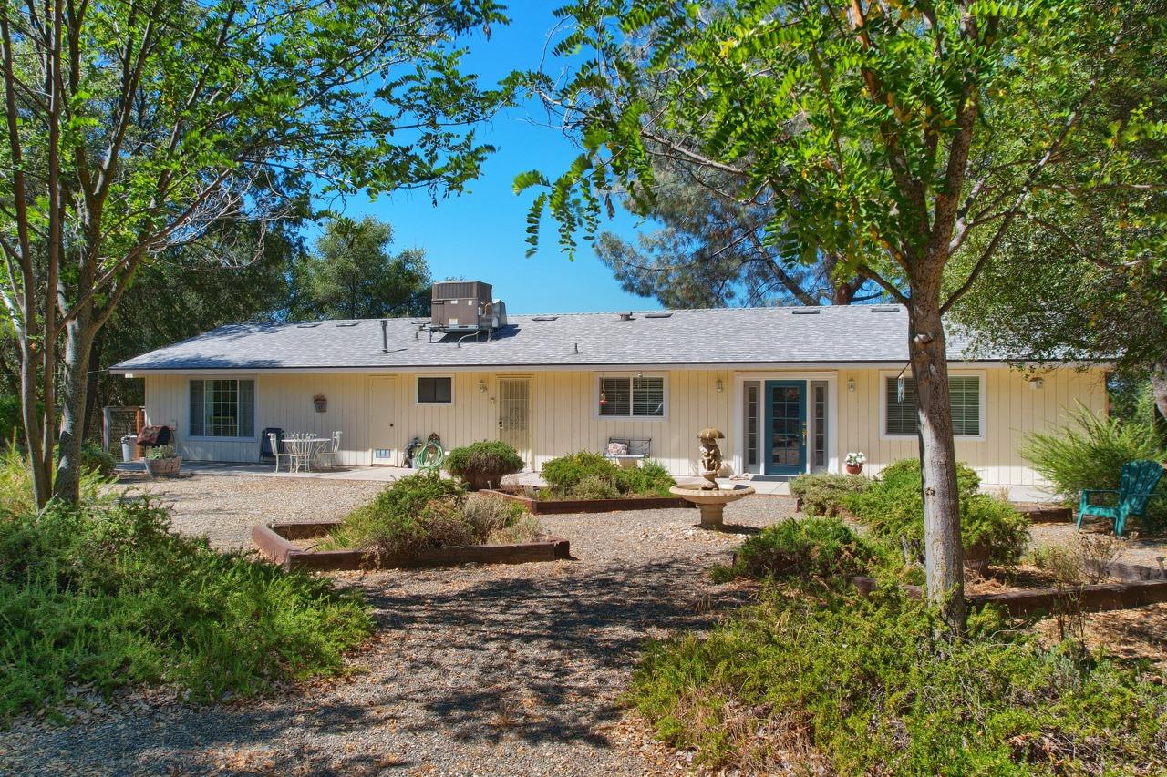 Photo of 39406 John W Rd in Oakhurst, CA
