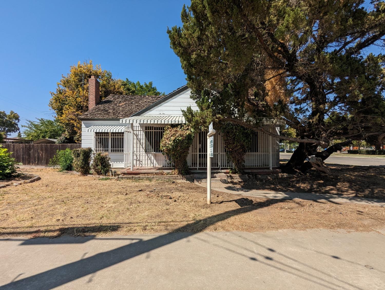 Photo of 621 E 5th St in Madera, CA