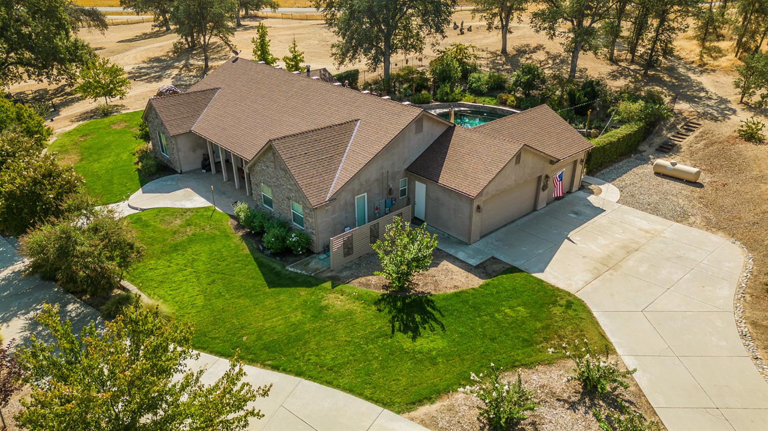 Photo of 35303 Quail Oak Rd in Auberry, CA
