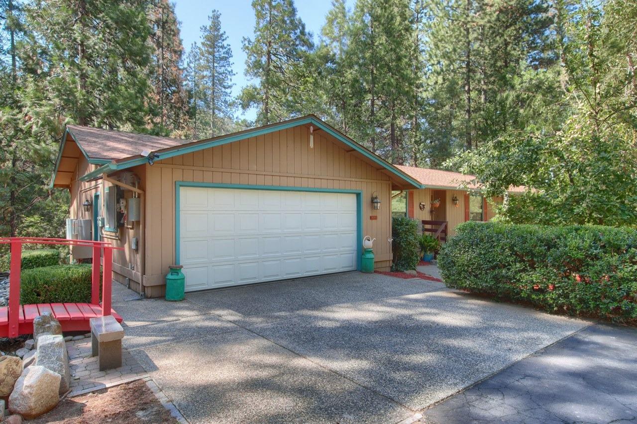 Photo of 36555 Mudge Ranch Rd in Coarsegold, CA