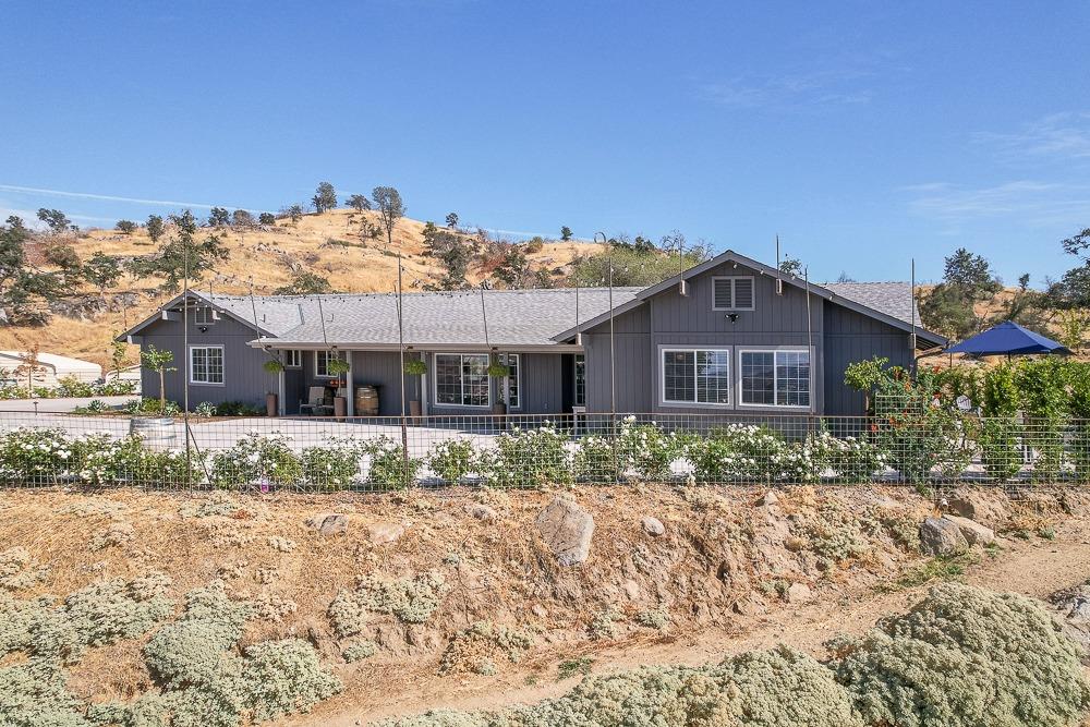 Photo of 23887 Loper Valley Rd in Prather, CA