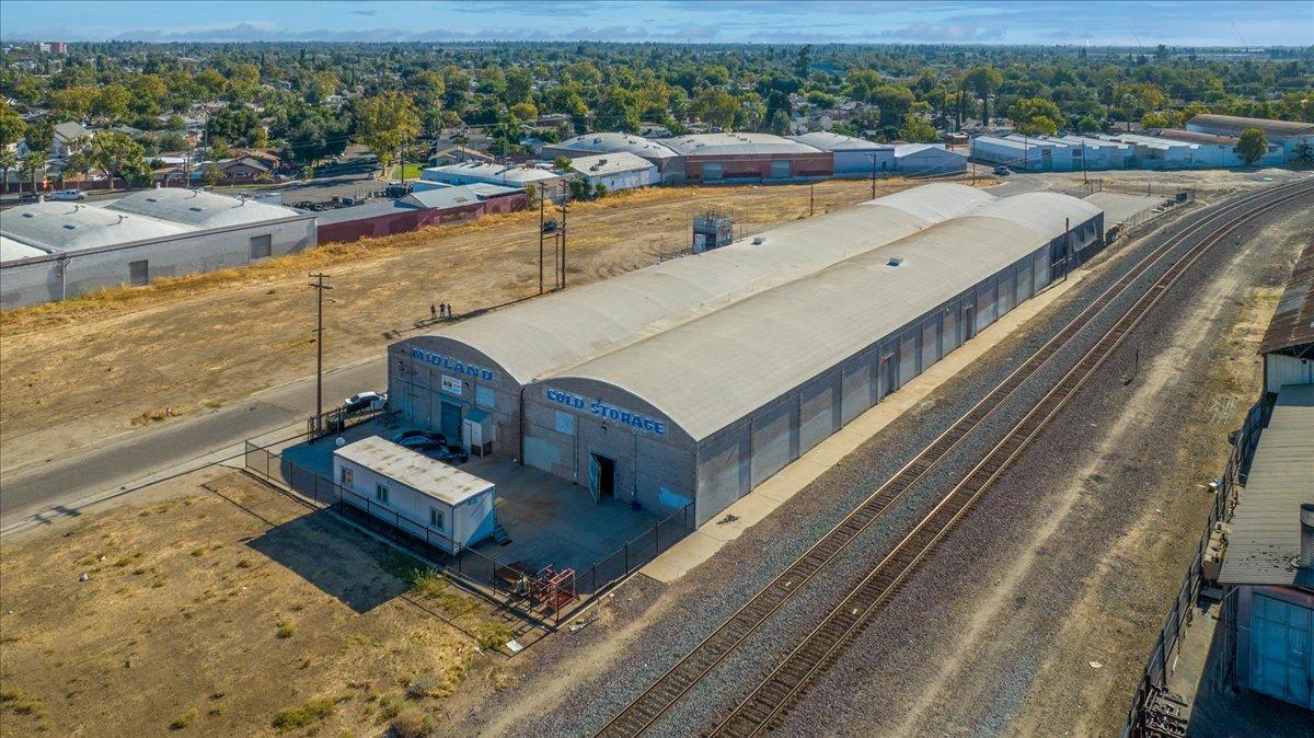 Commercial in Fresno - photo 3