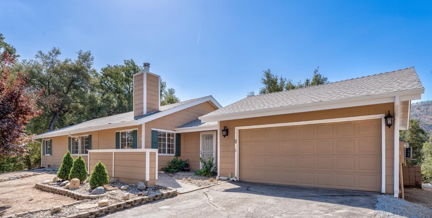 Photo of 40438 Griffin Dr in Oakhurst, CA