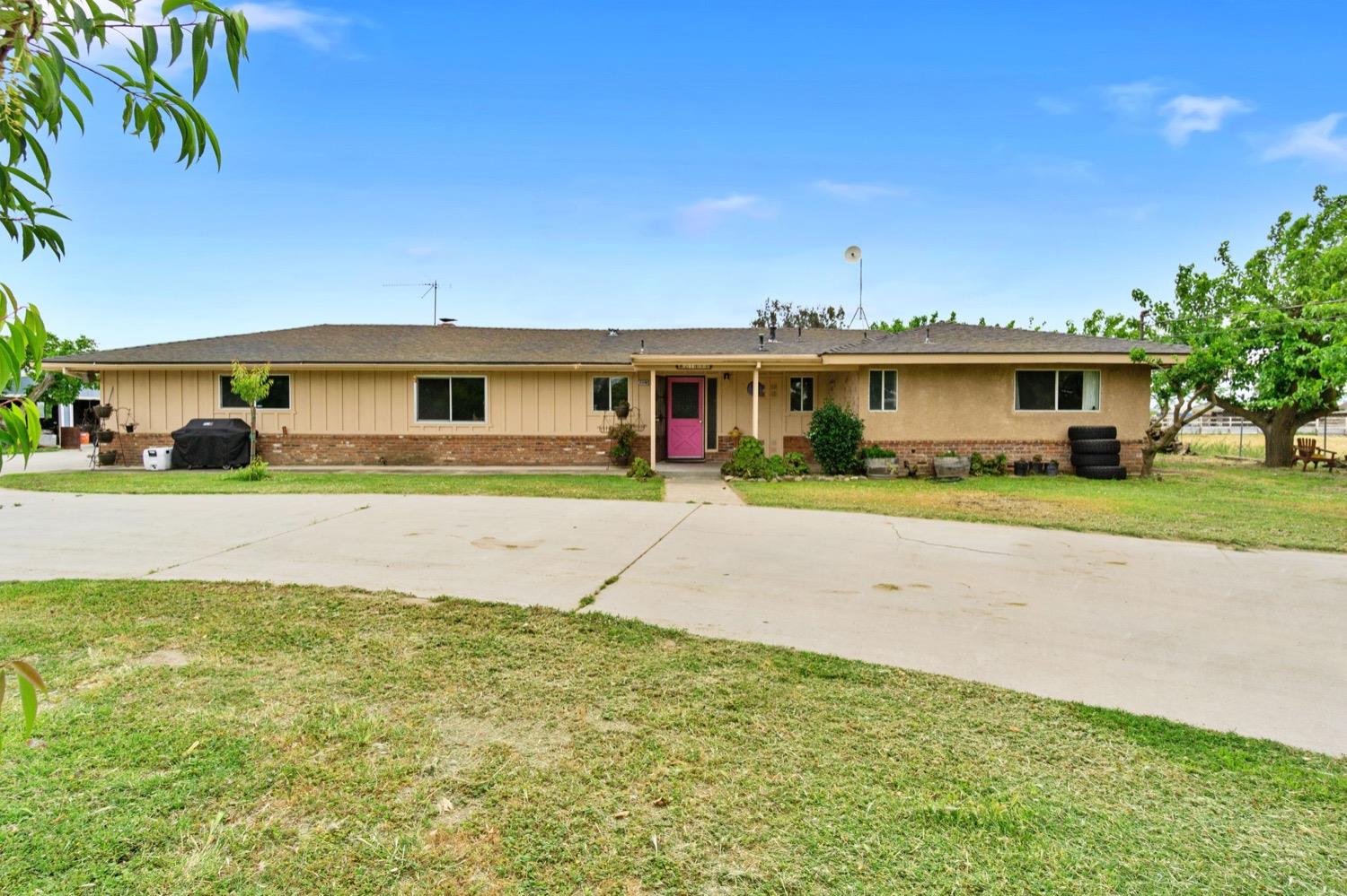 Photo of 21150 Ave 10 in Madera, CA