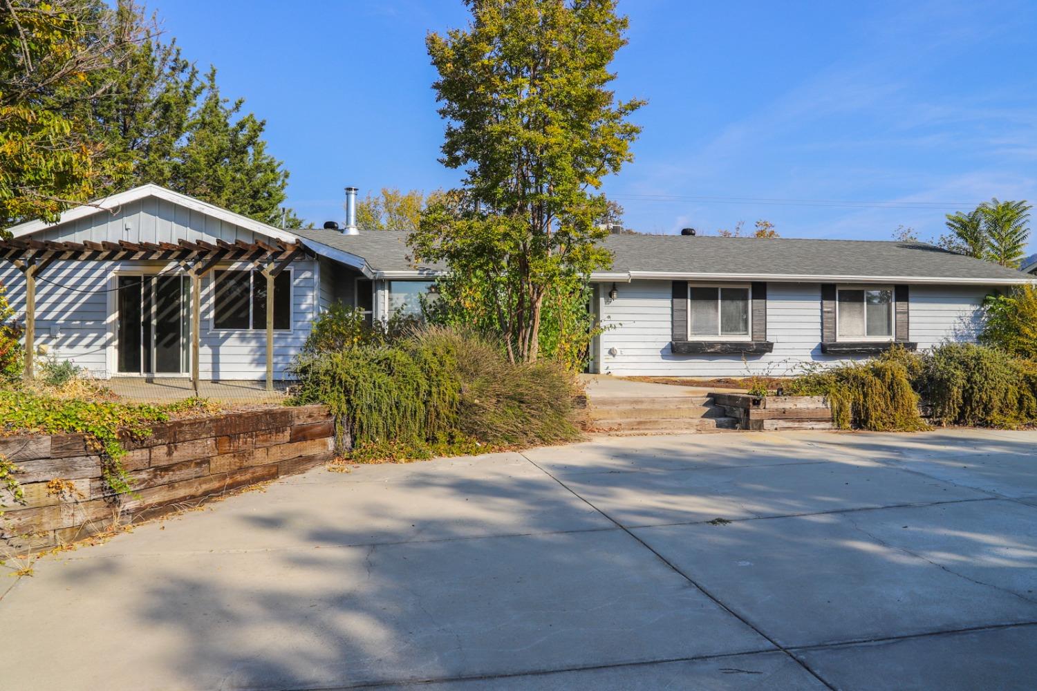 Photo of 46027 Strawberry Rd in Coarsegold, CA