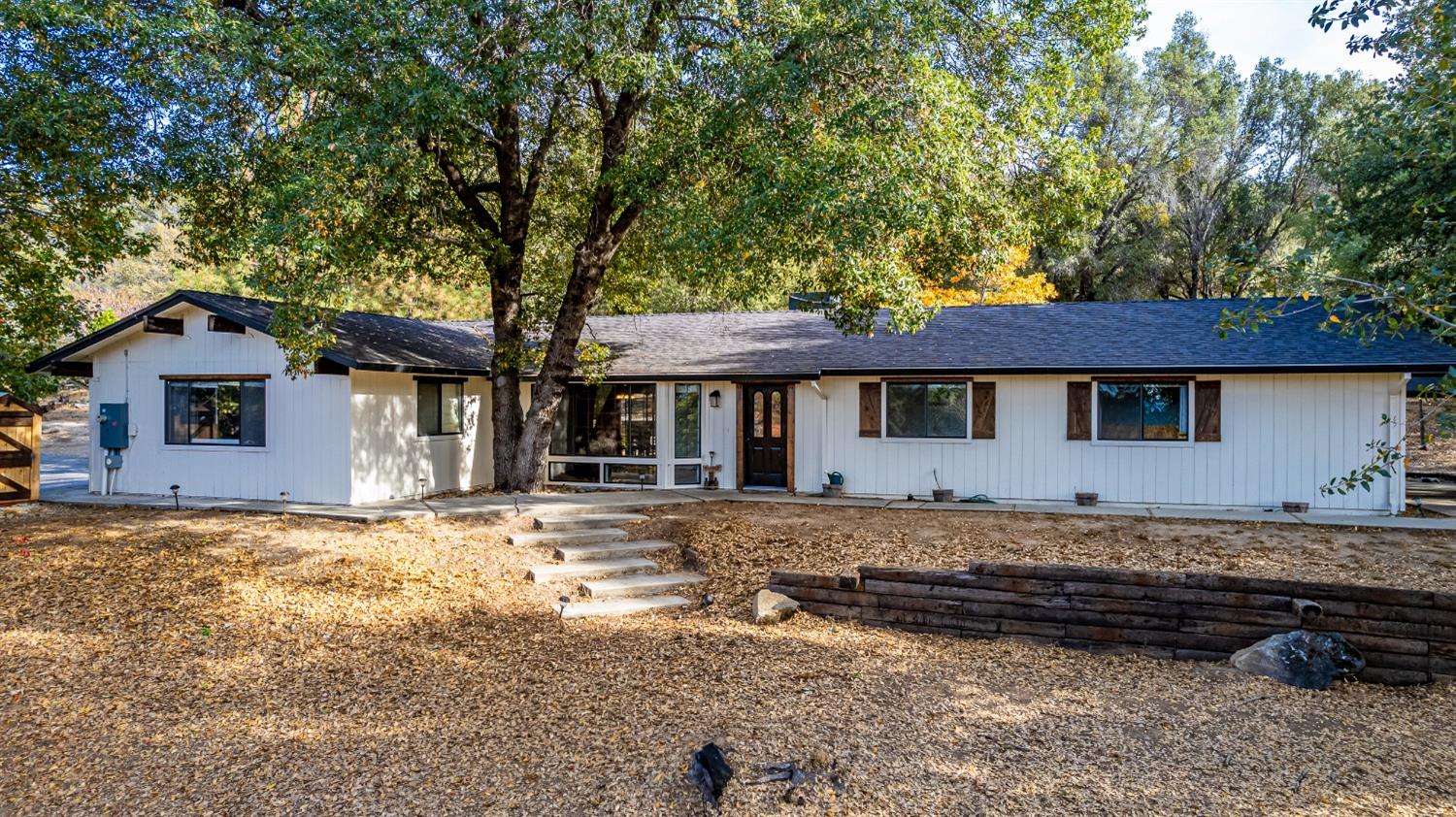 Photo of 51704 Little Lake Rd in Oakhurst, CA