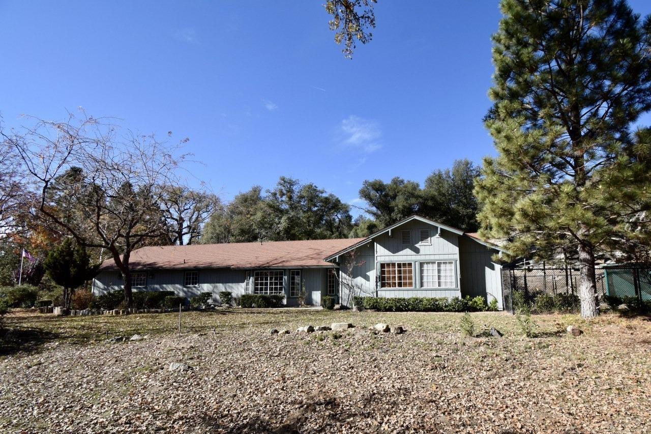 Photo of 40110 Big Oak Flat Rd in Oakhurst, CA