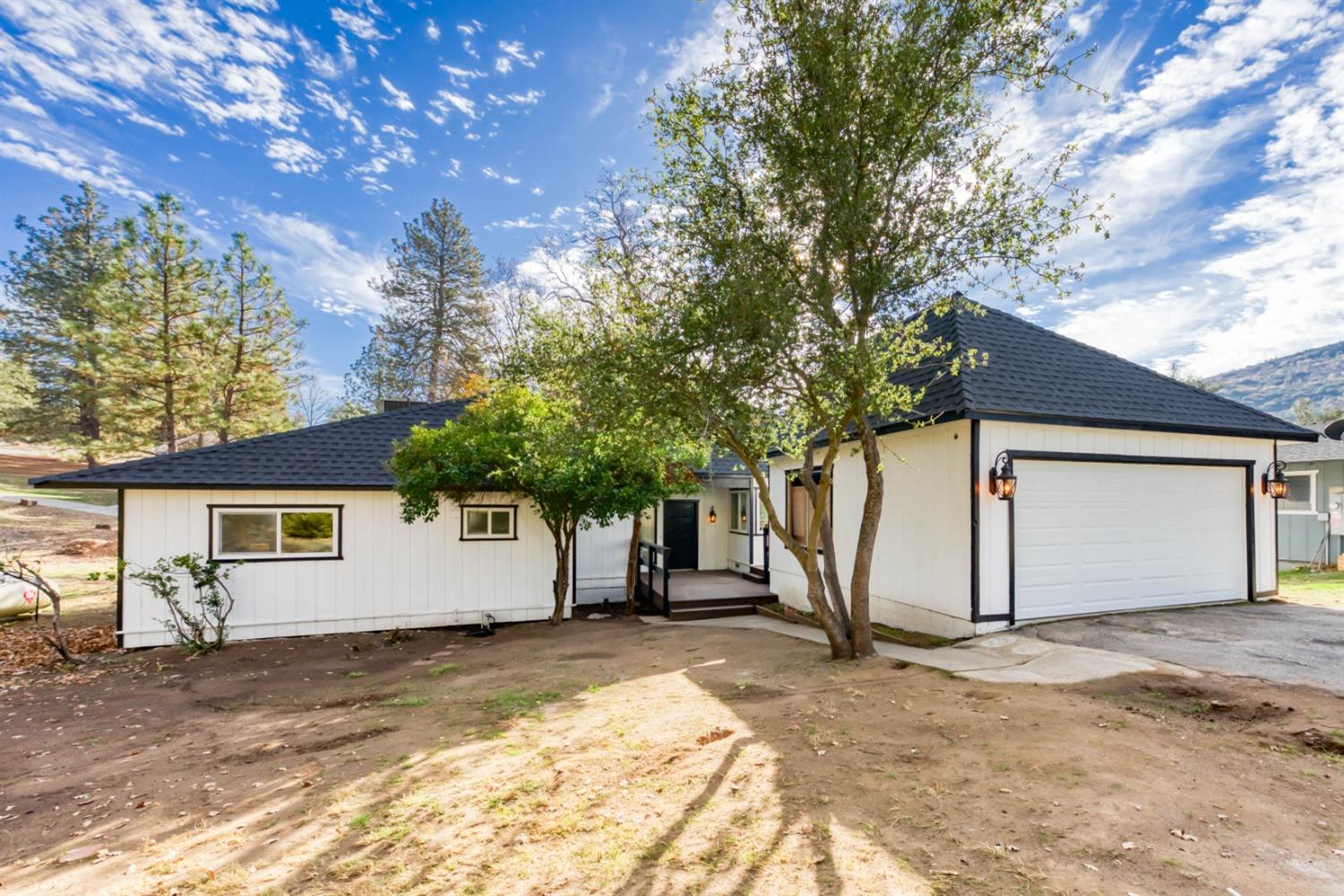 Photo of 40367 Redbud Dr in Oakhurst, CA