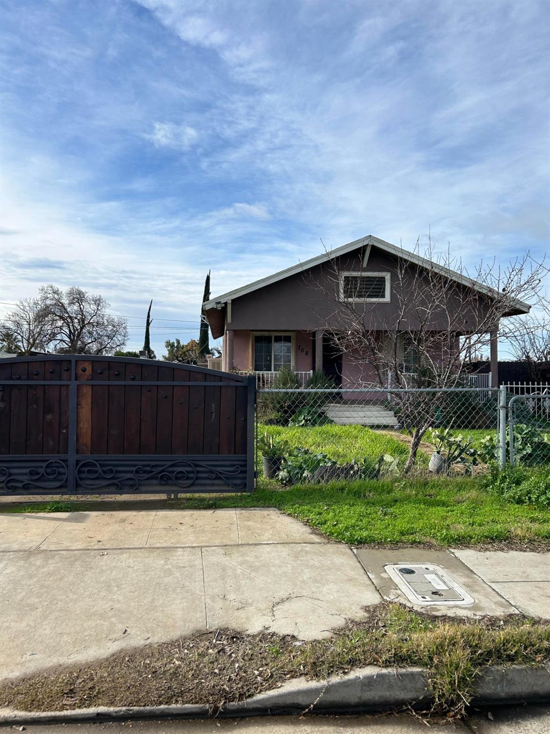 Photo of 708 S Lake St in Madera, CA