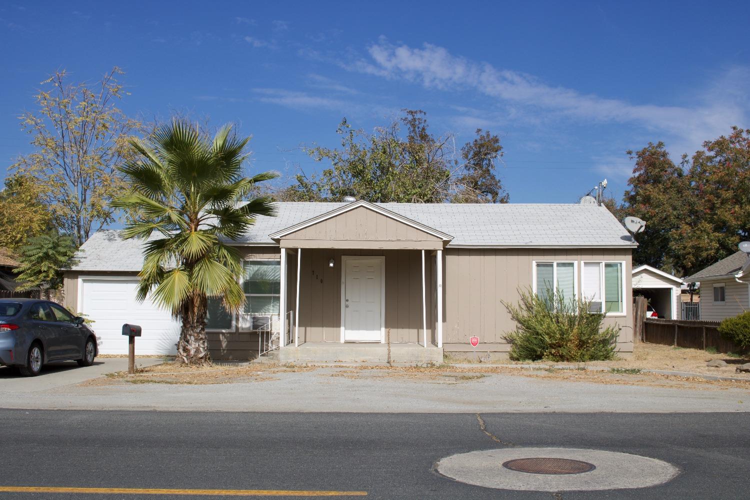 Photo of 710 E Ivy St in Hanford, CA