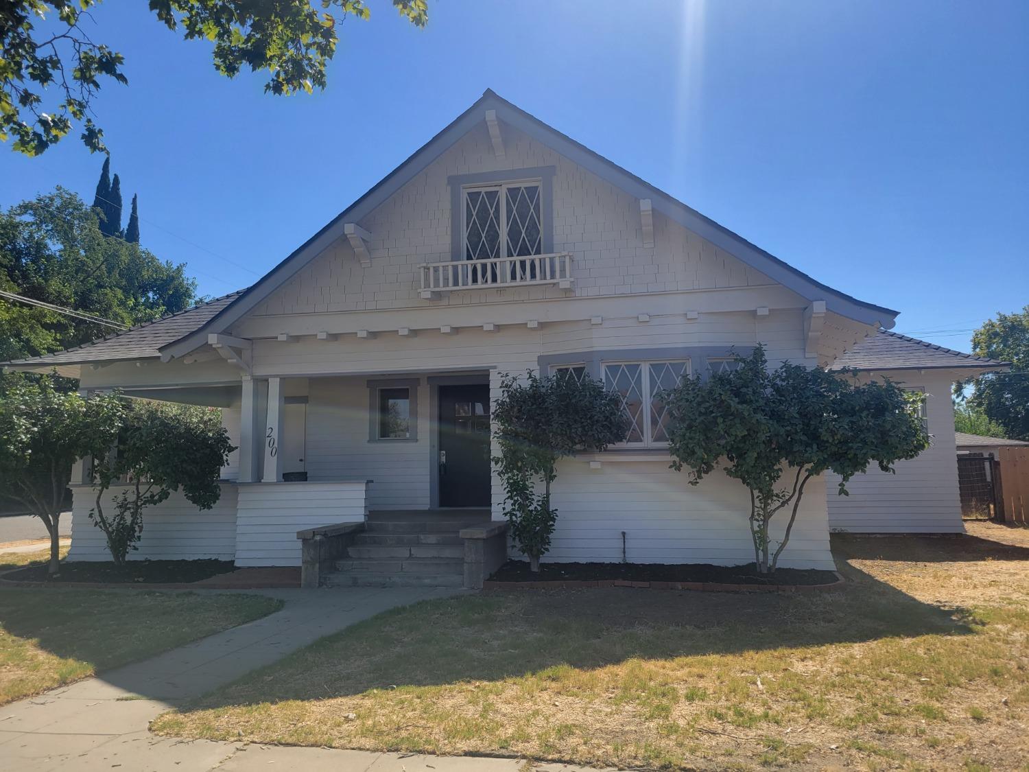 Photo of 200 N L St in Madera, CA