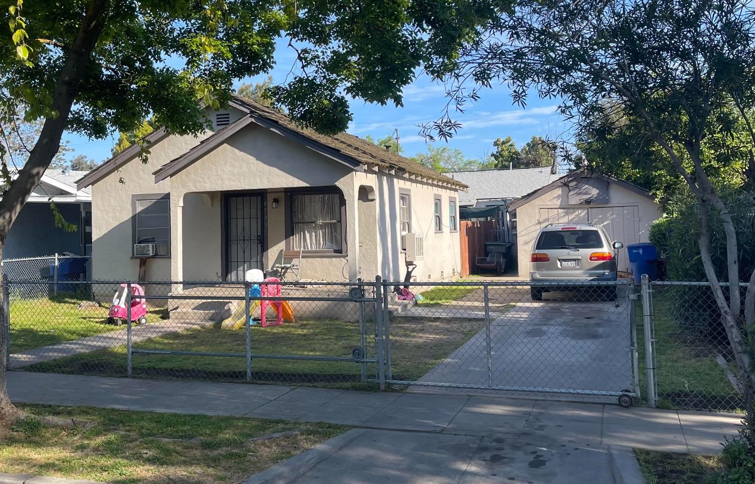 Investment opportunity! A fully rented duplex with long turn tenants on a month to month. Front unit is approx 1188 sqft 2bed 1bath and rear unit is approx 300 sqft 1bed 1bath.