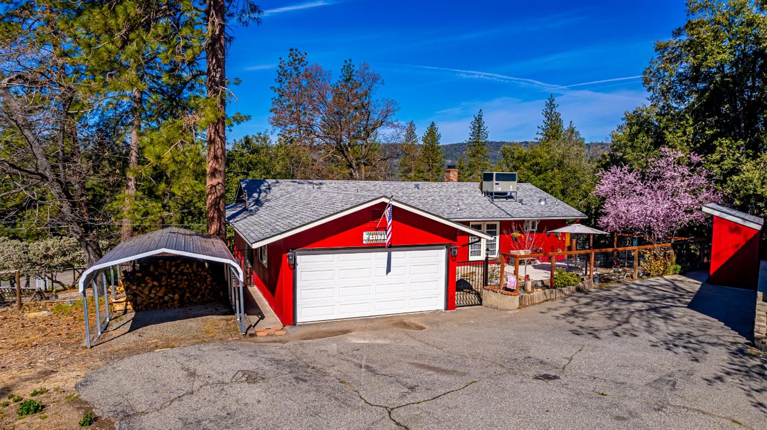 Photo of 43071 Country Club Dr in Oakhurst, CA