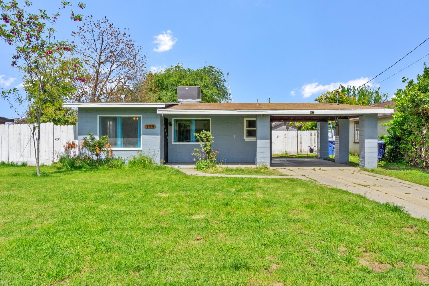 Photo of 198 W Stanley Ave in Reedley, CA