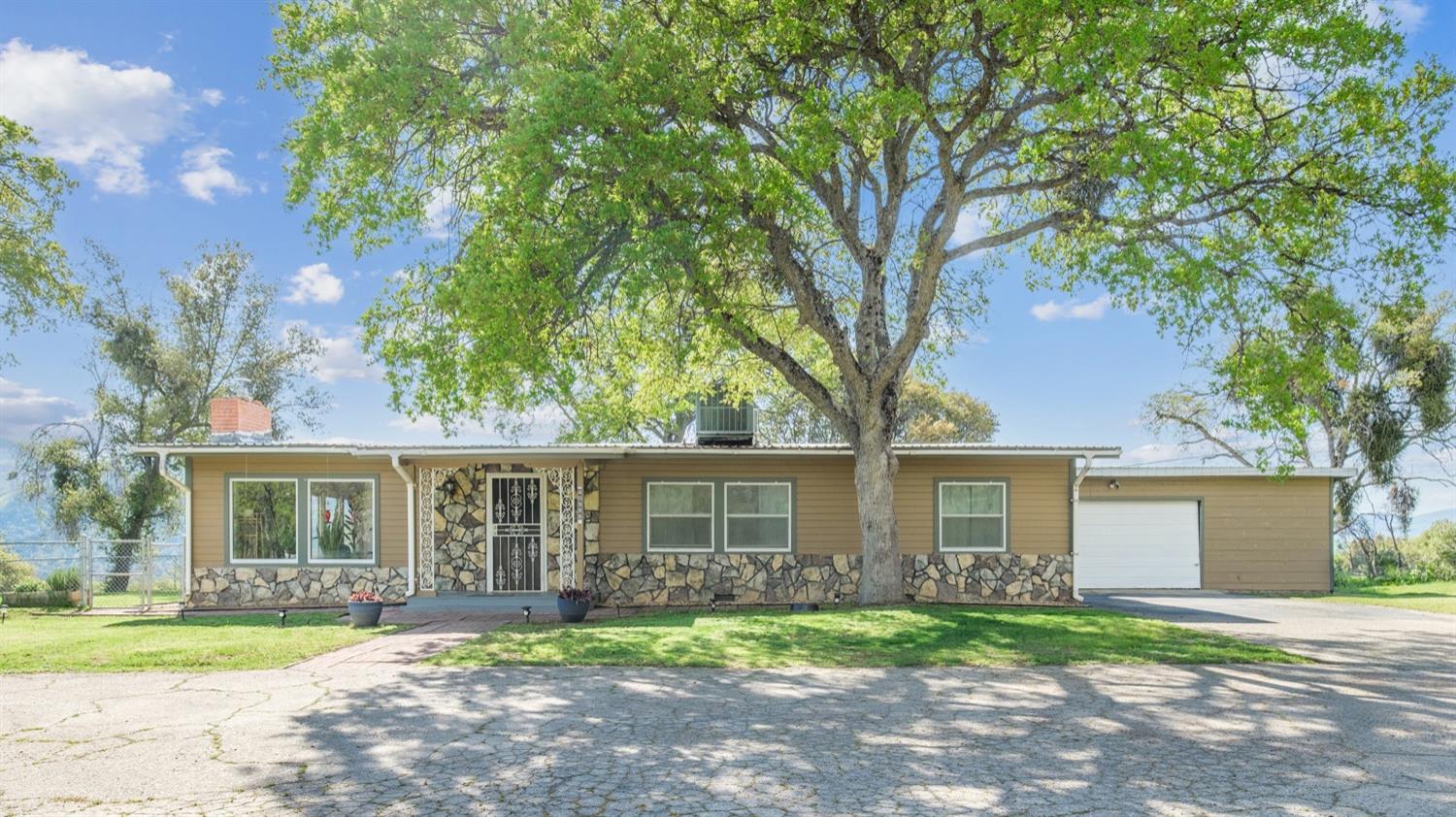 Photo of 40988 Millwood Rd in Dunlap, CA