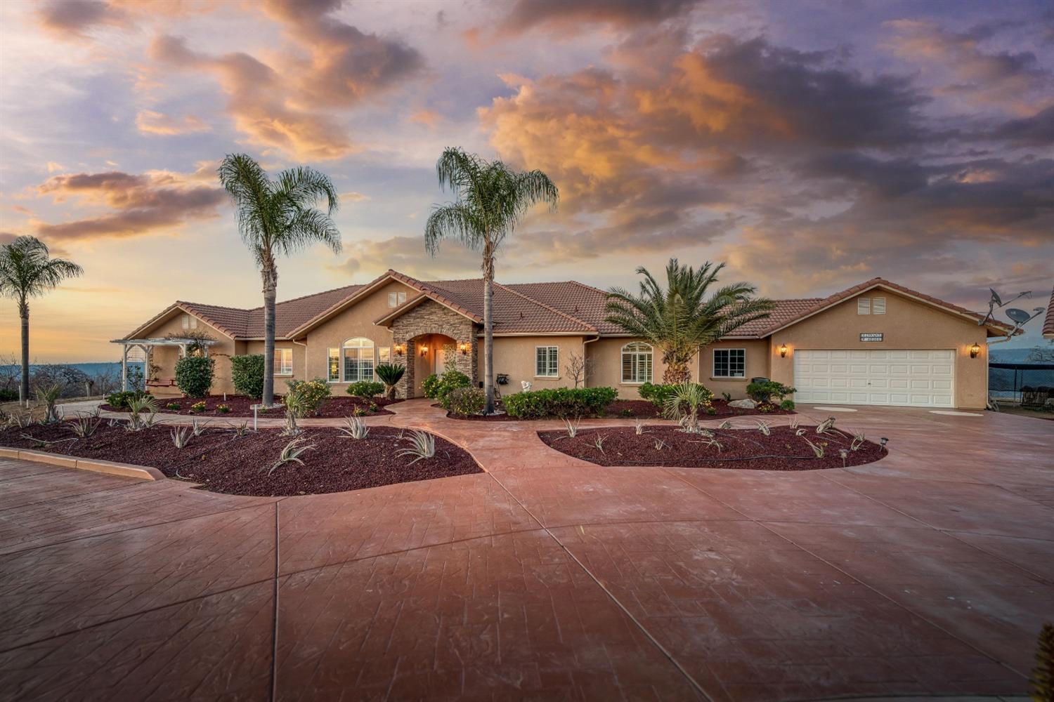 Photo of 42555 Red Top Mountain Ct in Coarsegold, CA