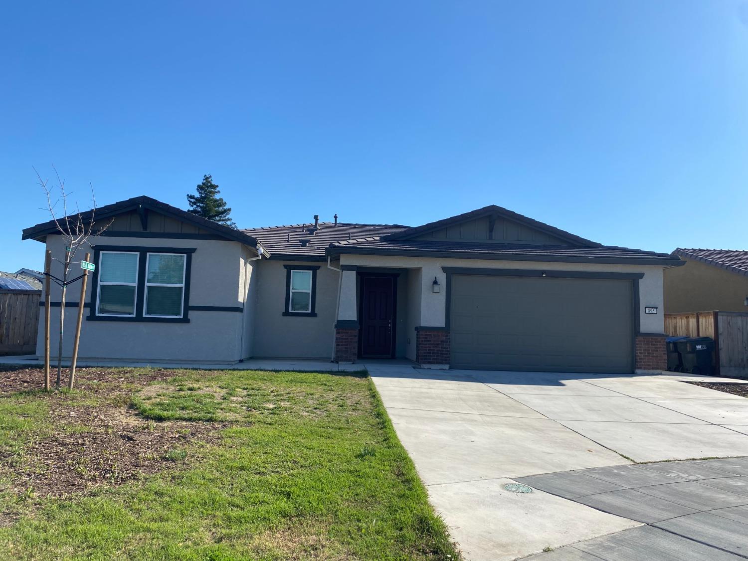 Photo of 895 E Curtis Ave in Fowler, CA