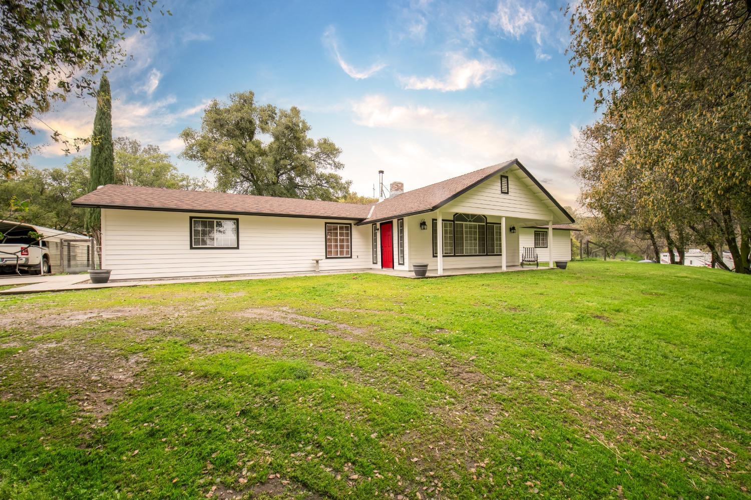 Photo of 33172 Longhorn Ln in Auberry, CA