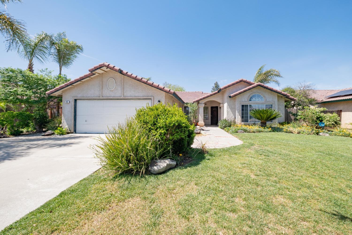 Photo of 211 Riviera Dr in Lemoore, CA