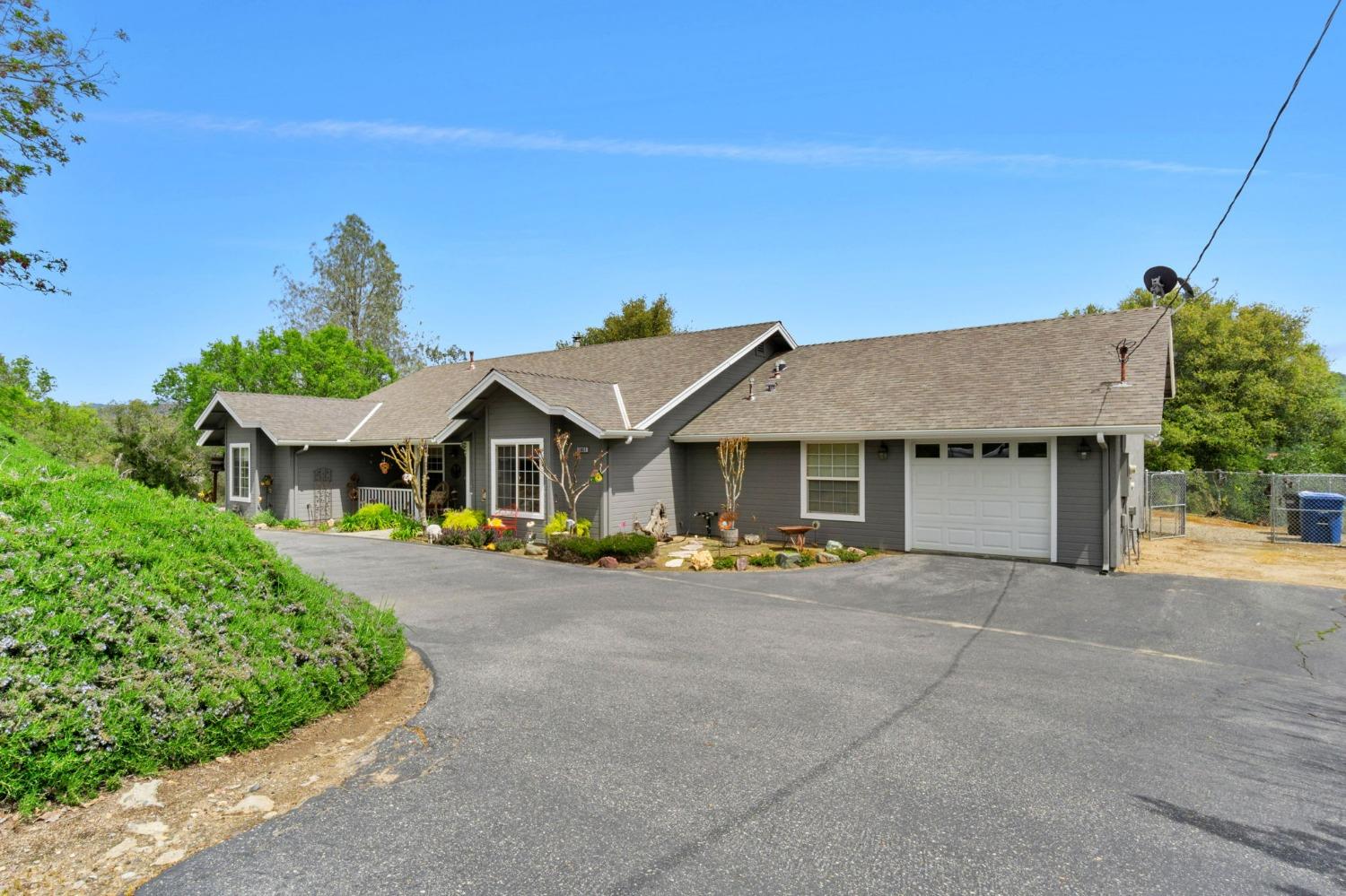 Photo of 33655 River Knolls Rd in Coarsegold, CA