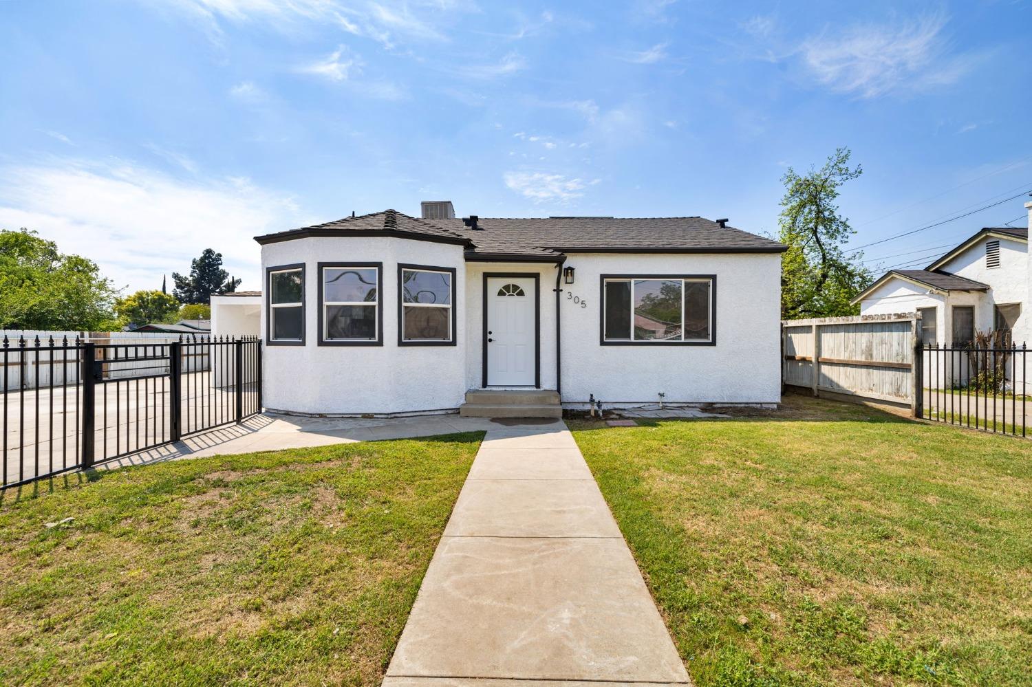 Photo of 305 N Maple Ave in Fresno, CA