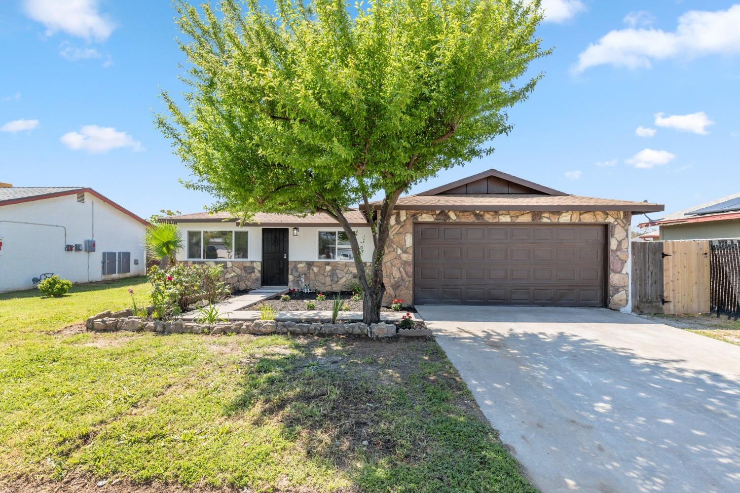 Photo of 1527 W Hawes Ave in Fresno, CA