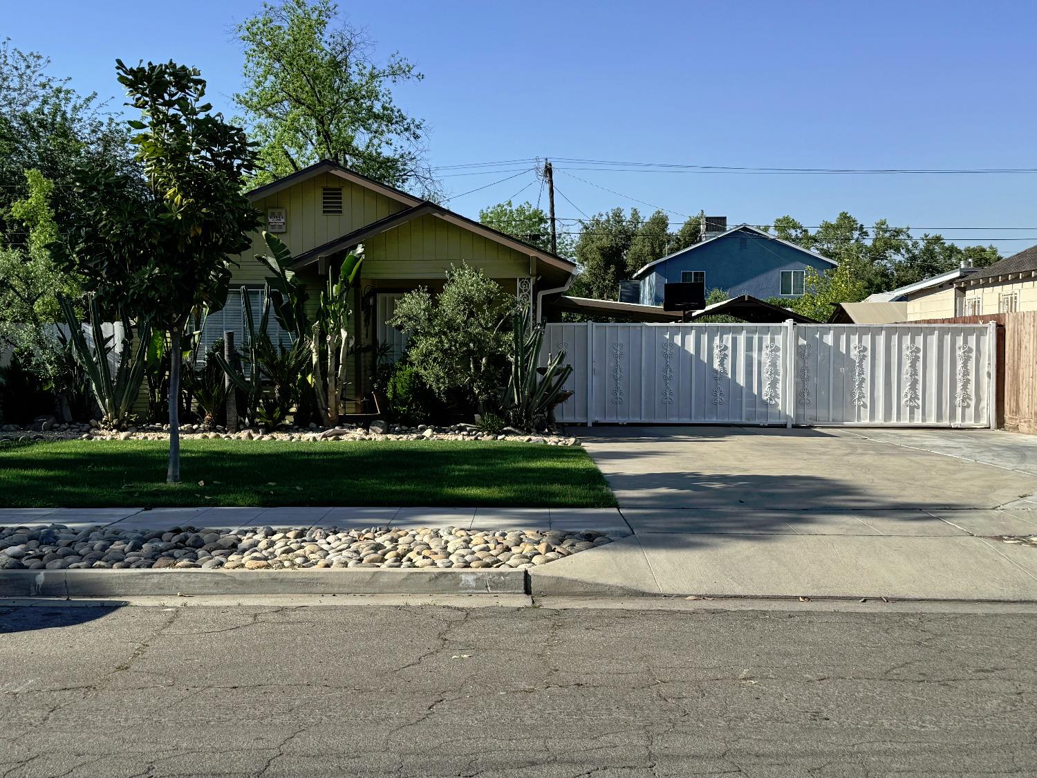 Photo of 4581 E Washington Ave in Fresno, CA