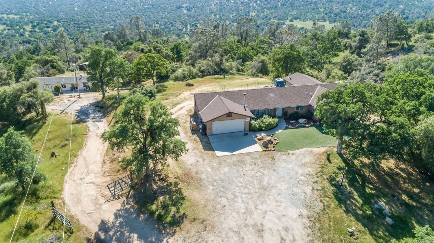 Photo of 31076 Hogans Mountain Rd in Coarsegold, CA