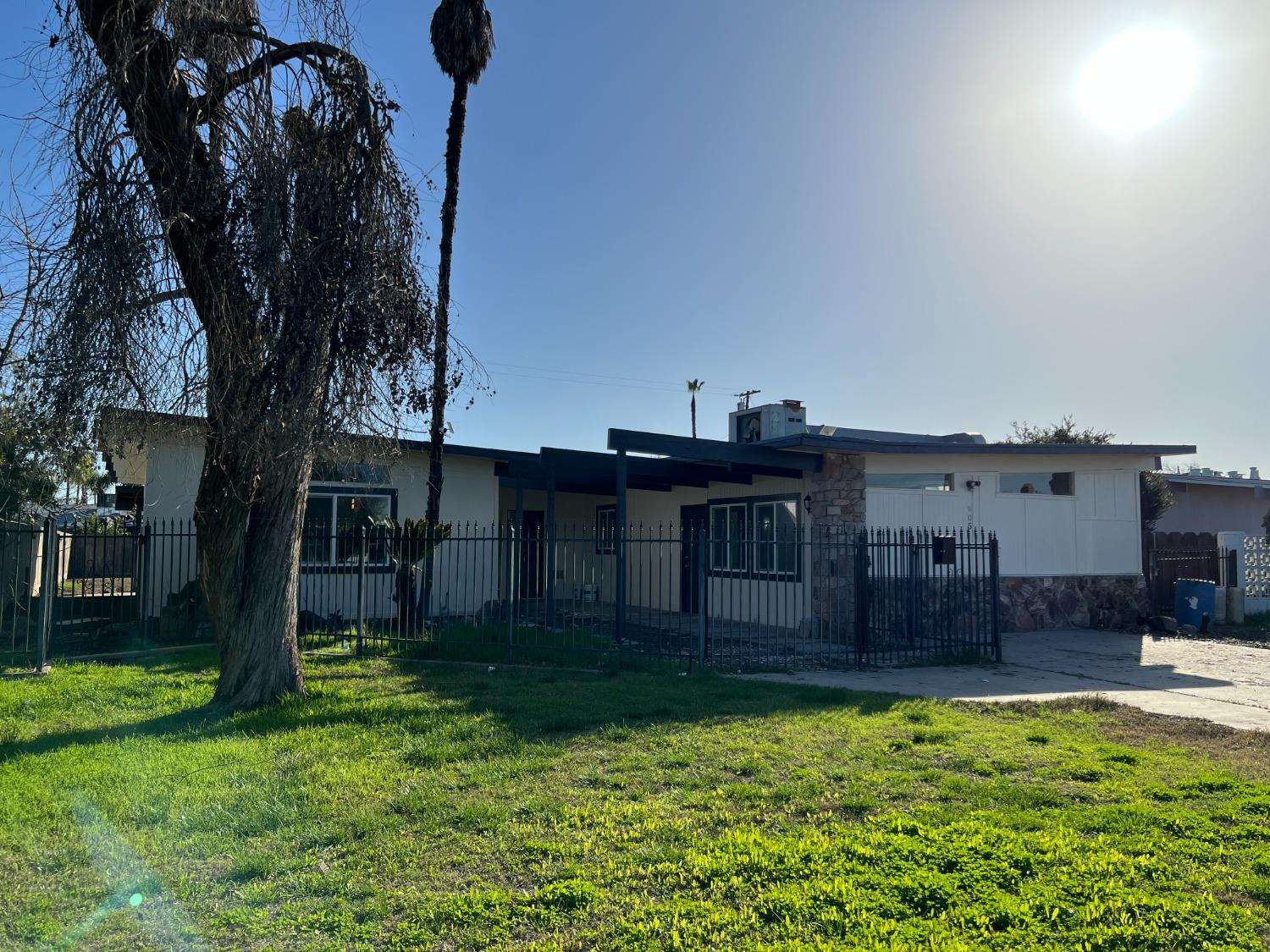 Photo of 905 E Myrtle St in Hanford, CA