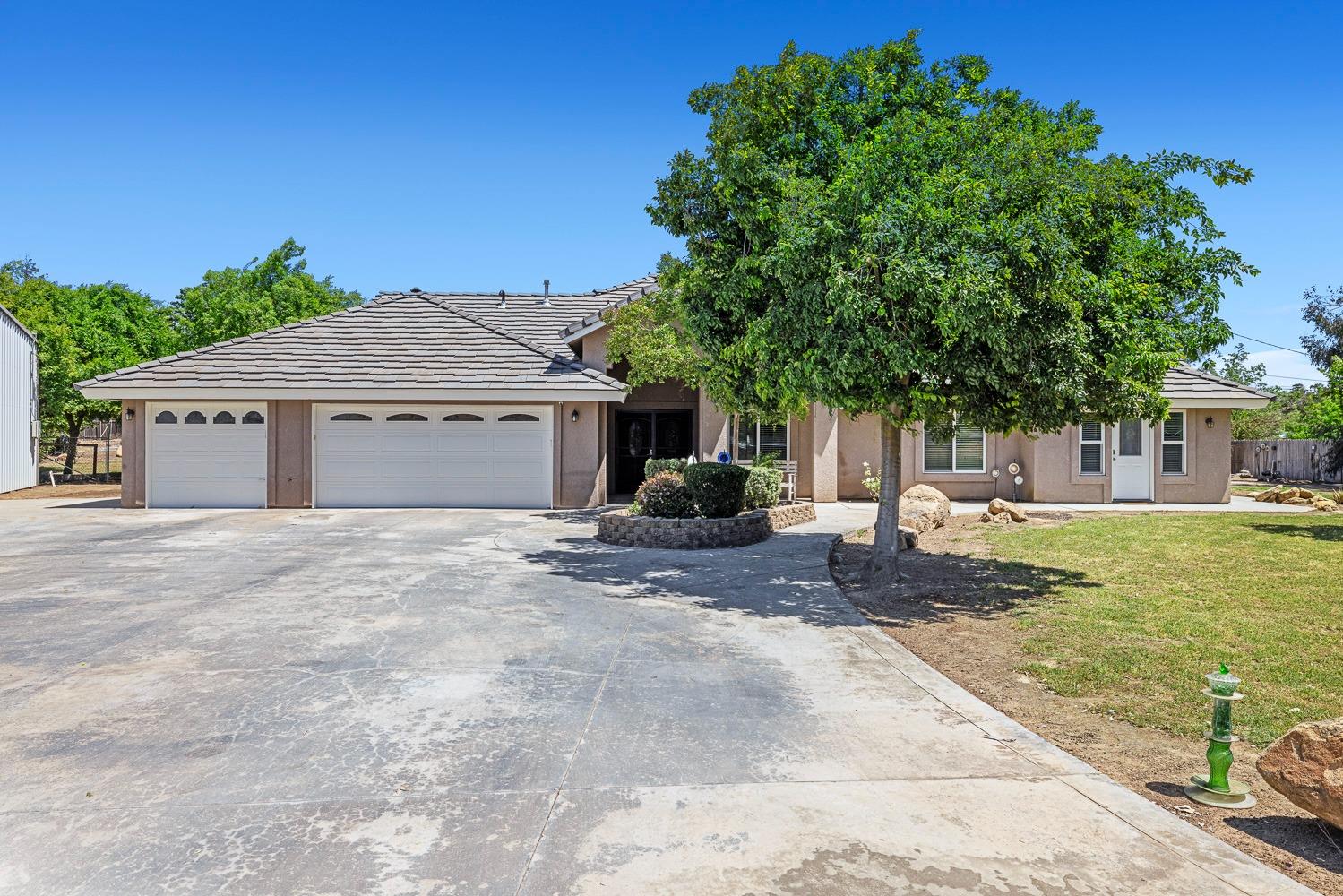 Photo of 12609 Gleason Dr in Madera, CA
