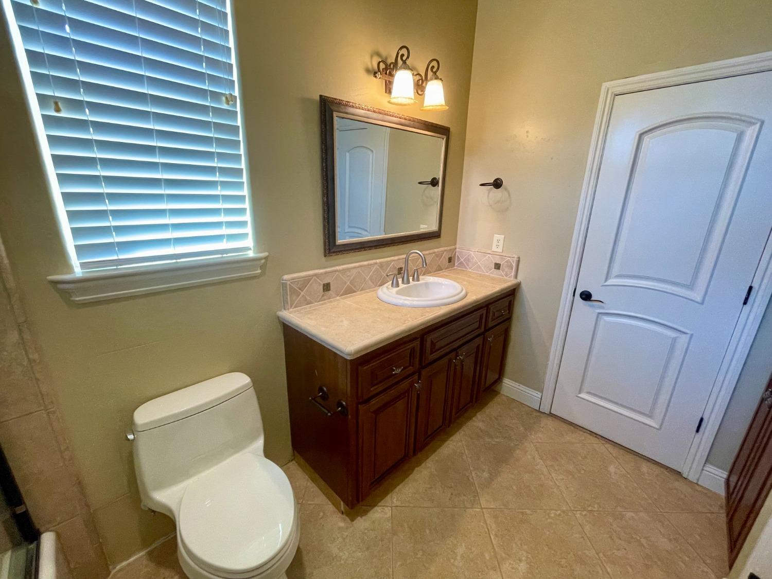 16052 W Middleton Avenue, Kerman, CA, 93630