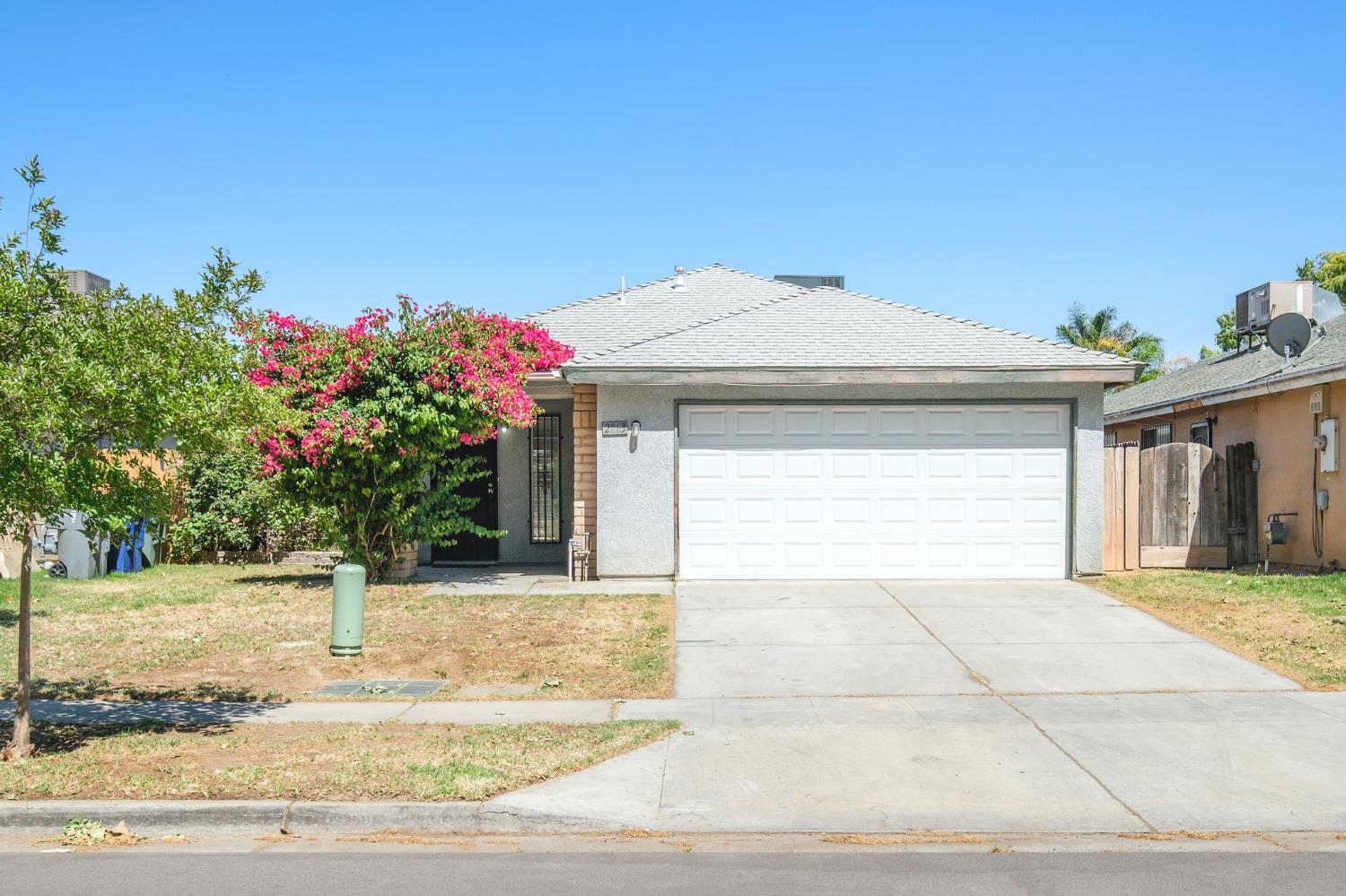 Single family home close to Tupman Park, built in 2004 with 3 bedrooms, 2 bathrooms. Open kitchen that's perfect for entertaining. HVAC unit was newly installed November 2024. Park area right across the street. Close to freeway access. Perfect for a first time buyer or as an investment property.