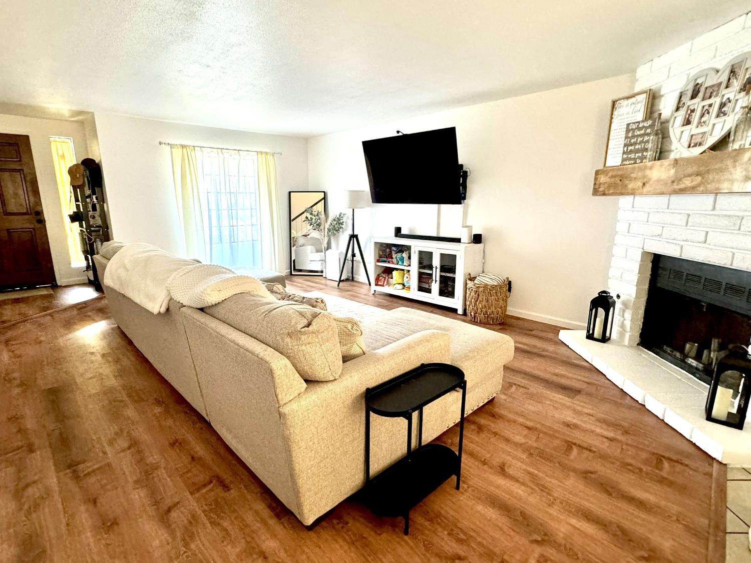 Condo in Fresno - photo 2