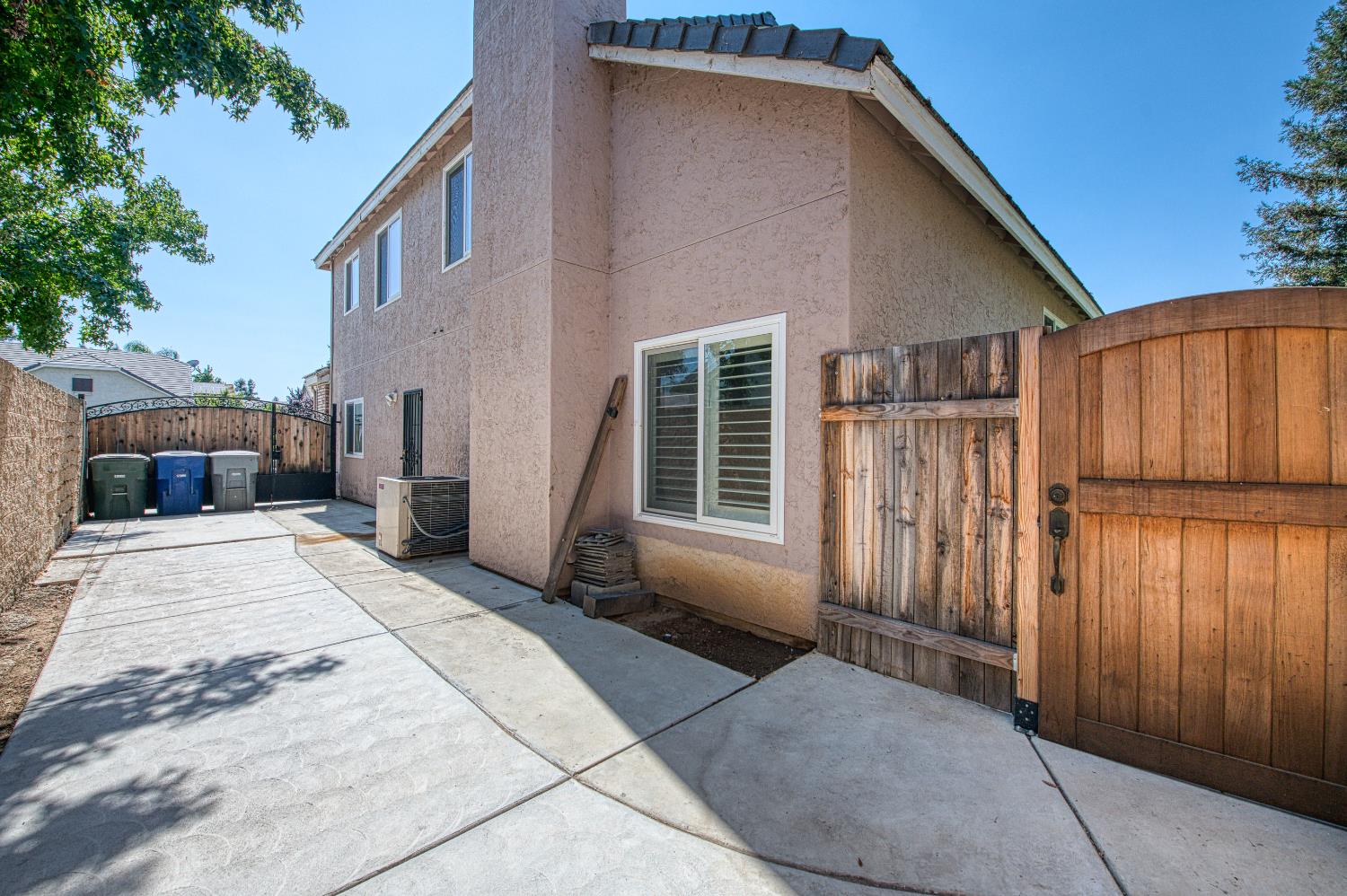 1323 Oak Avenue