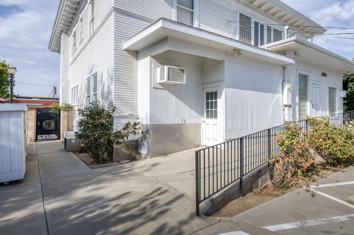 916 E Divisadero Street, Fresno, CA, 93721