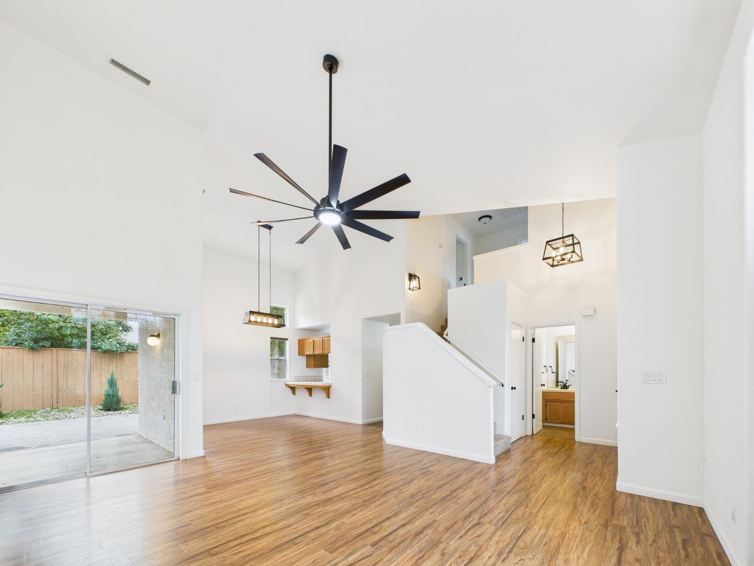 Townhouse in Fresno - photo 2