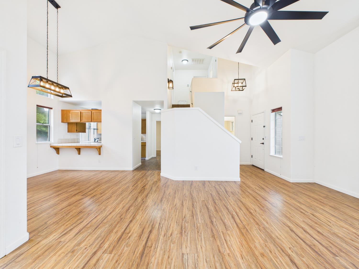 Townhouse in Fresno - photo 3