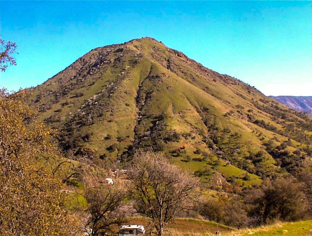 Nice hillside corner lot on quiet cul-de-sac lane with terrific view of Bald Mountain. Secluded spot only 1 mile from Hwy 180 for easy commute to the valley. Very buildable setting which has a very dramatic and drop dead beautiful view of Mill Creek canyon and Bald Mountain. Lot has a nice coverage of mature oaks and a seasonal stream. This is a great price for a close to the highway lot and the seller will consider carrying paper with an acceptable down and terms.