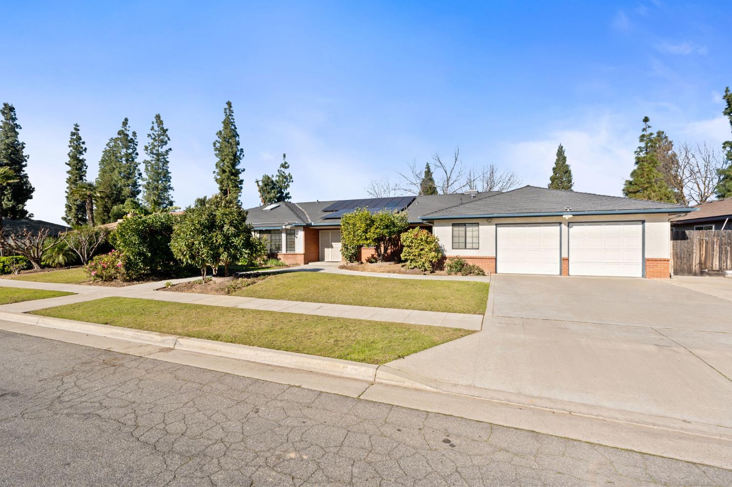 Single Family in Fresno - photo 2