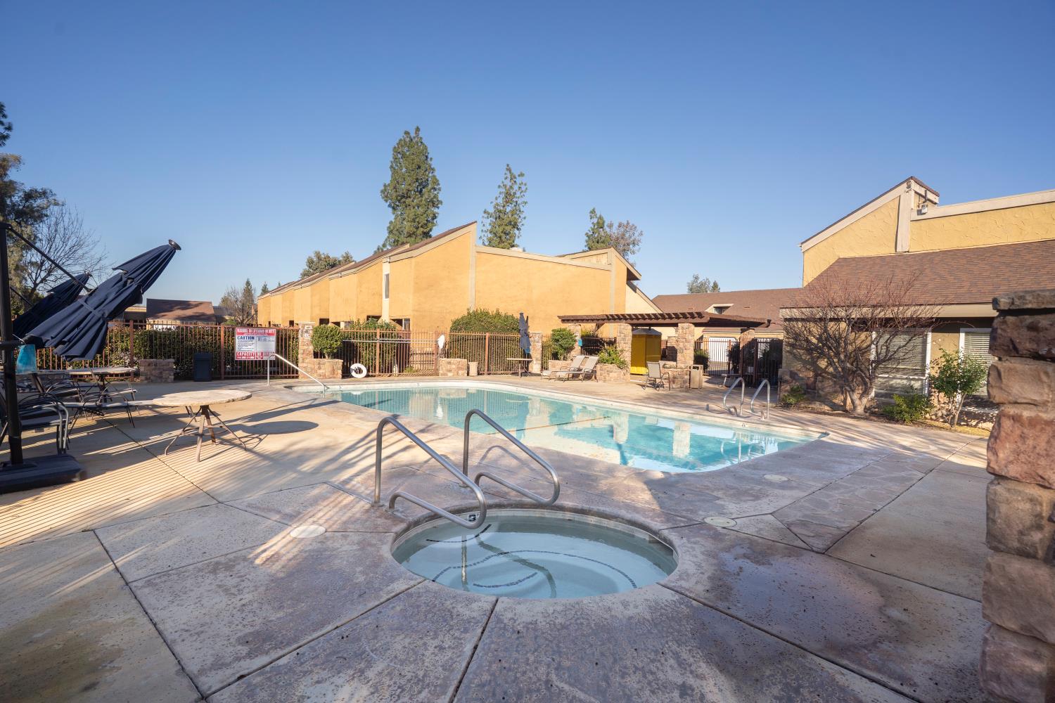 Condo in Fresno - photo 2