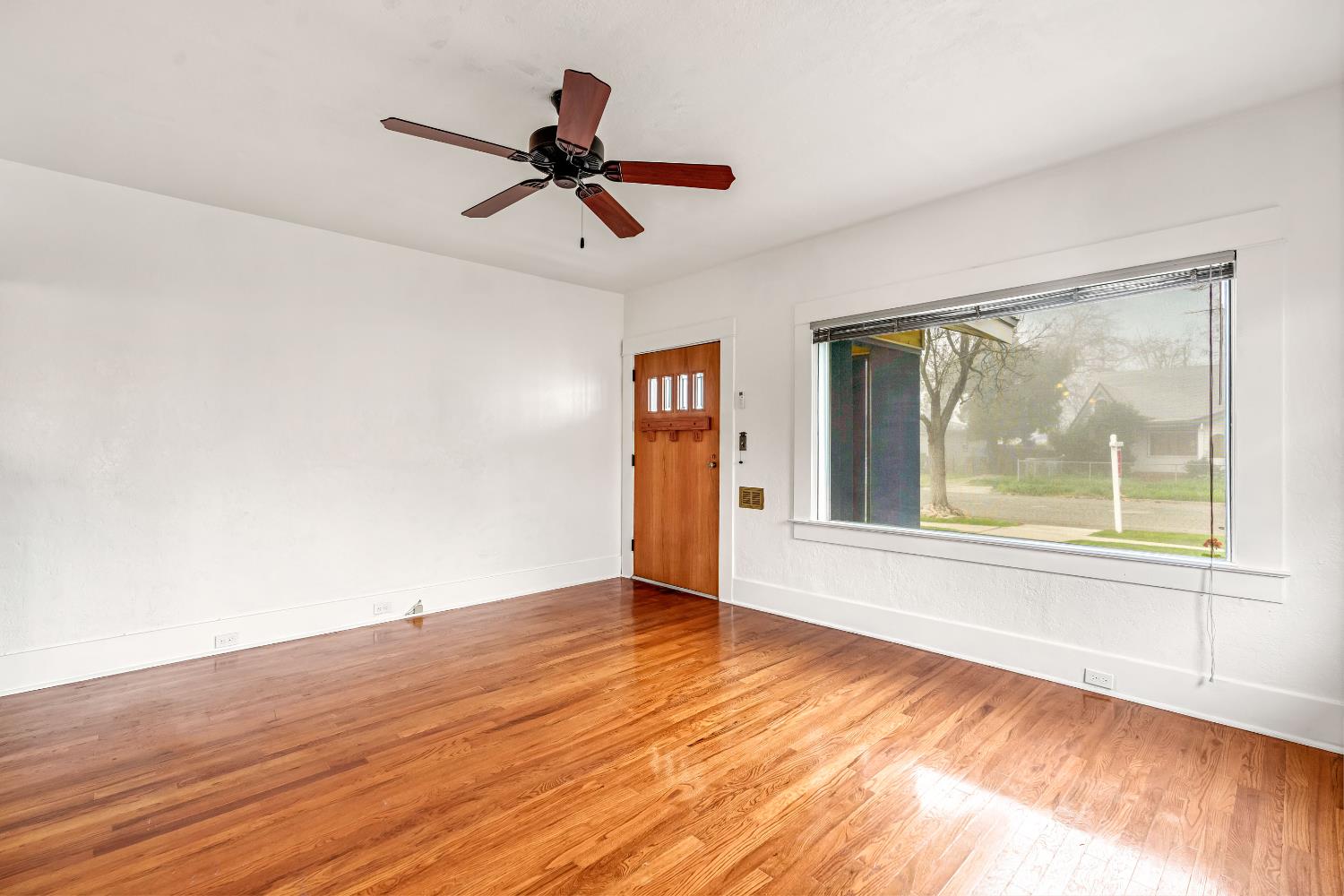 1912 N Vagedes Avenue, Fresno, CA, 93705