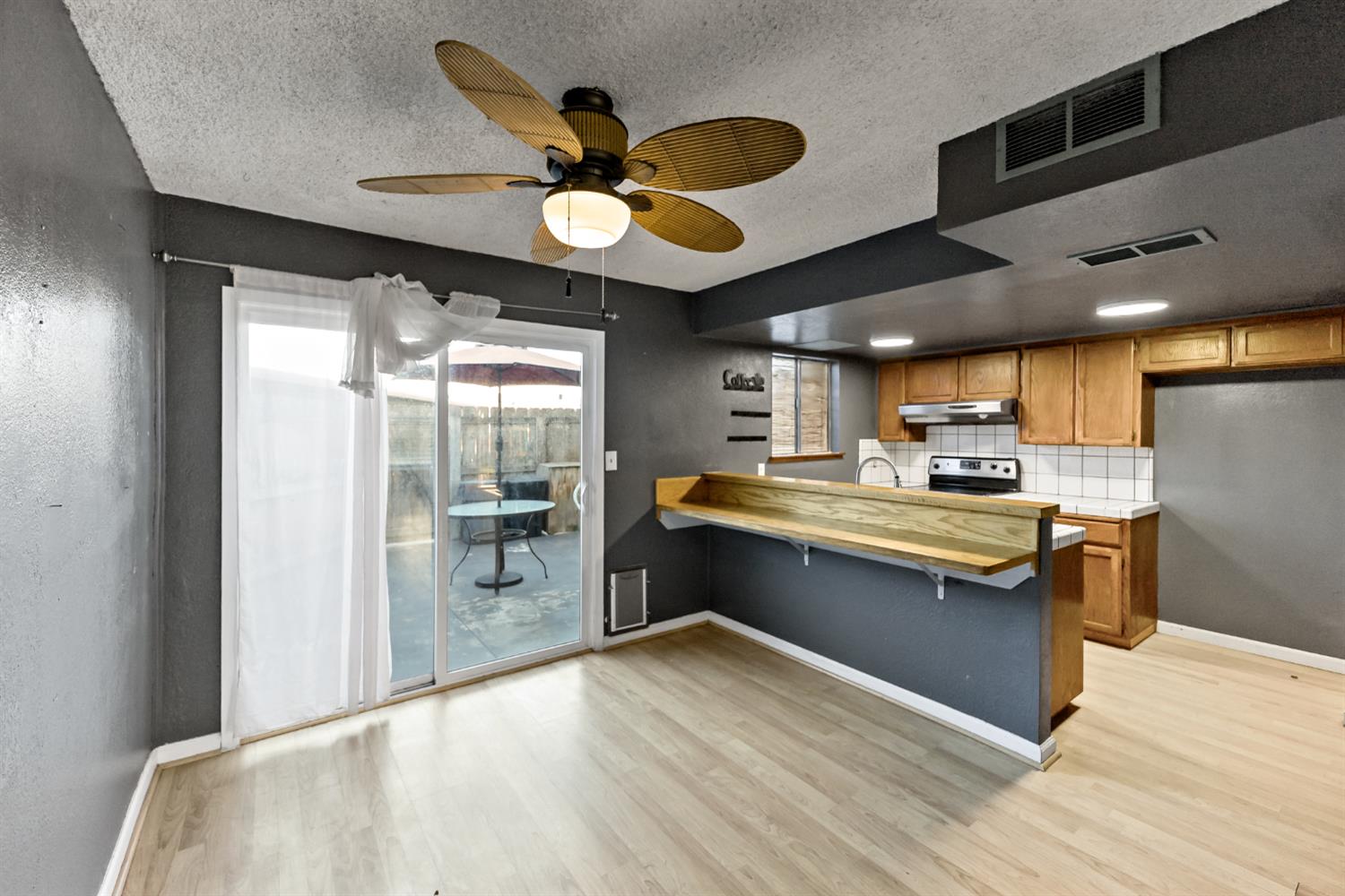 Condo in Fresno - photo 2