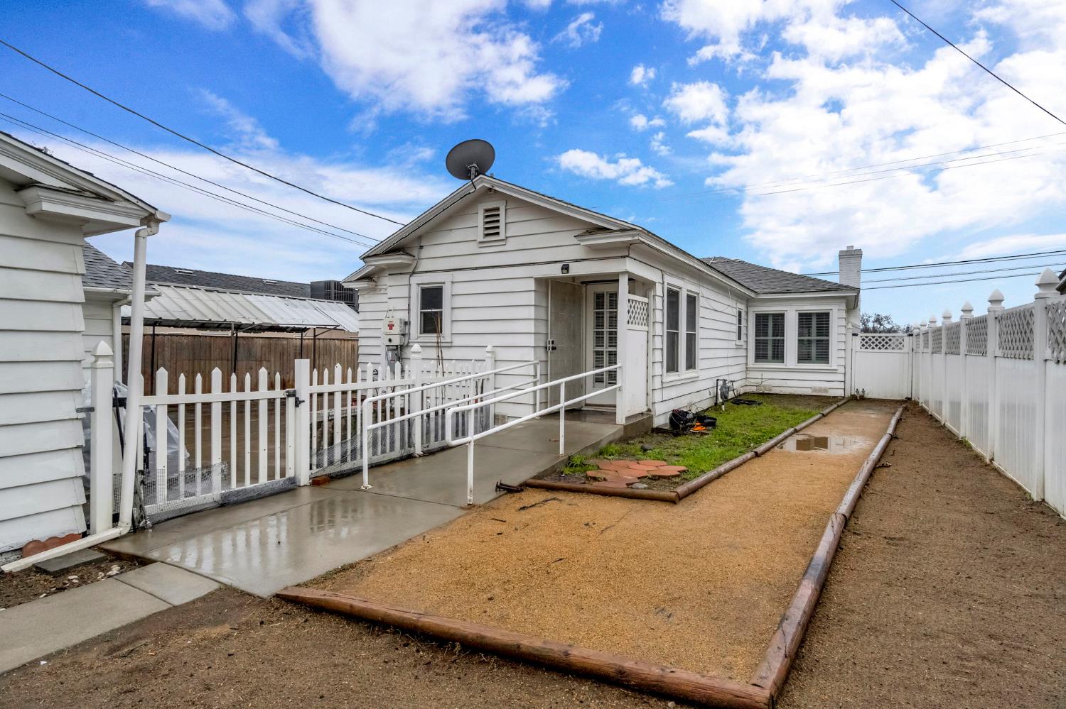 215 E Clinton Ave, Fresno, CA, 93704