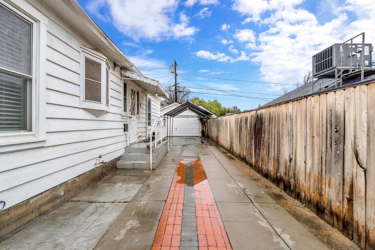215 E Clinton Ave, Fresno, CA, 93704