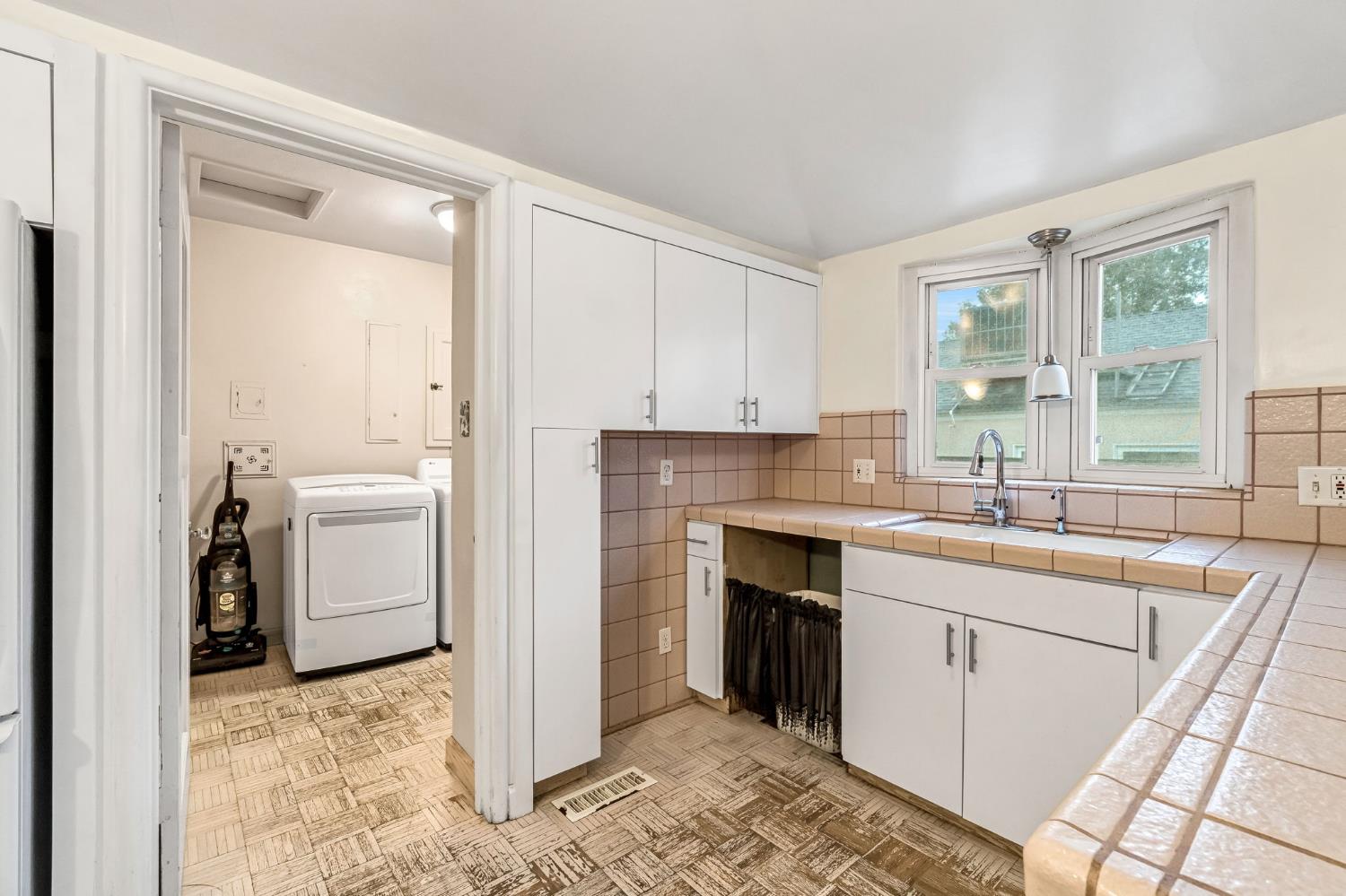 215 E Clinton Ave, Fresno, CA, 93704